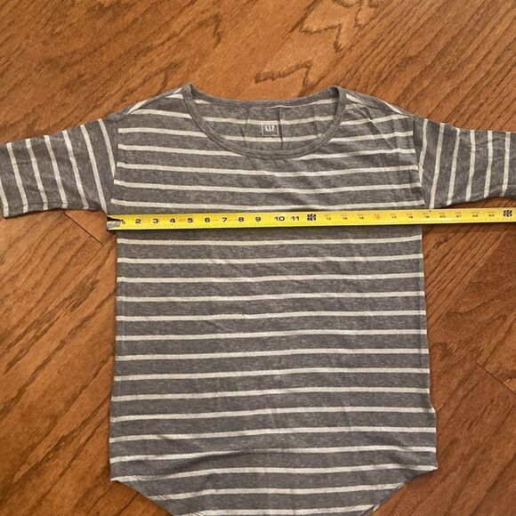 Gap size XS gray and silver T-shirt, the silver is sparkly. See picture. - Picture 4 of 6